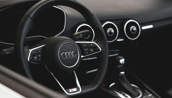 black mercedes benz steering wheel