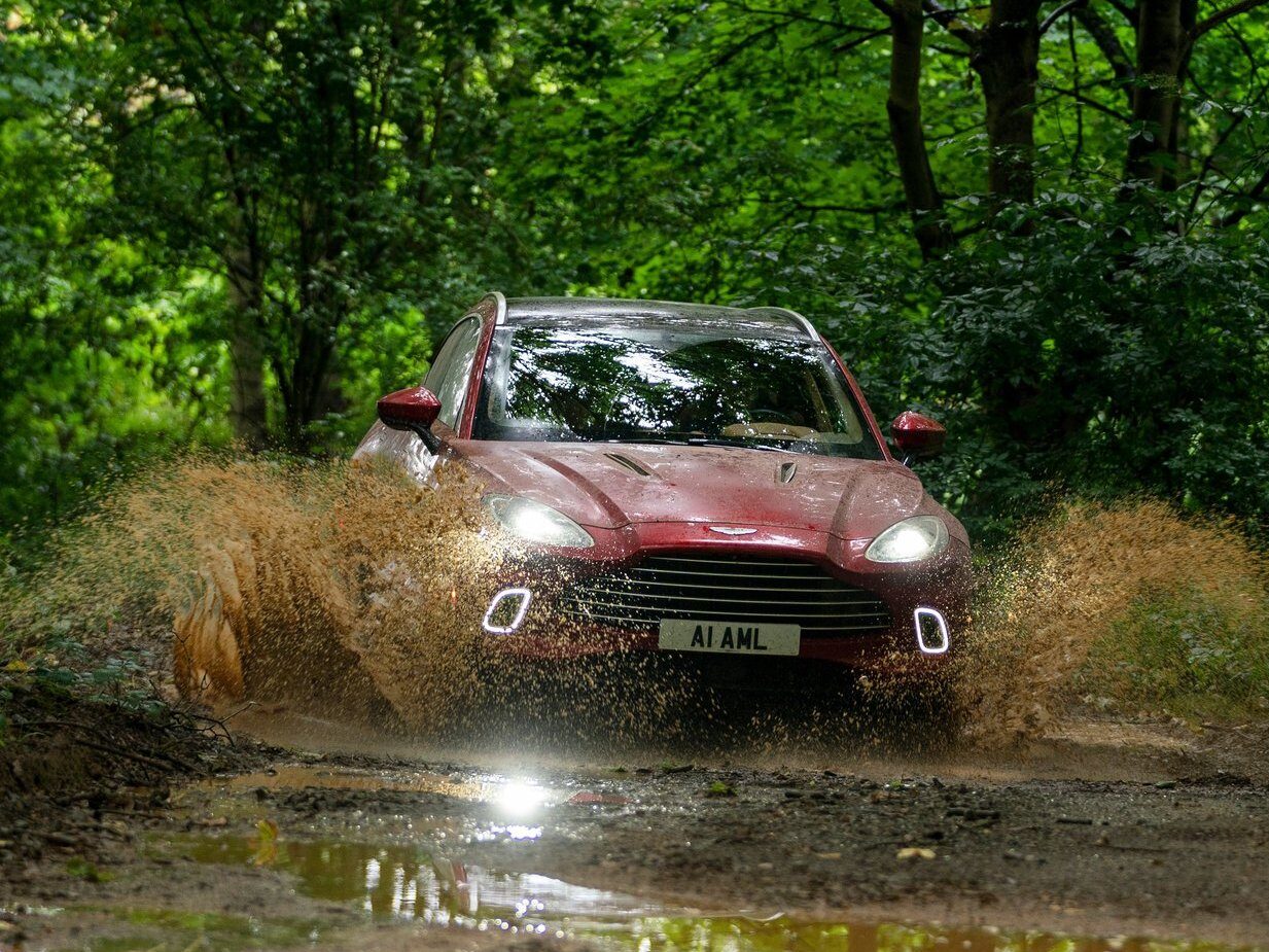 Aston Martin chce postavit odolný terénní vůz, ale jen 2 500 kusů