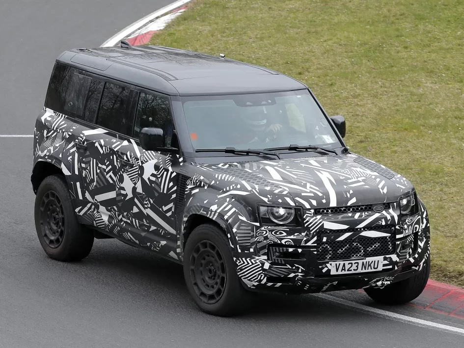 Nový Land Rover Defender OCTA je připraven se představit. Má se jednat o nejschopnější a nejodolnější Defender v historii