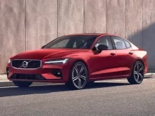 Volvo S60 s benzinovým motorem se blíží ke svému konci. Na obzoru je jeho elektrický nástupce