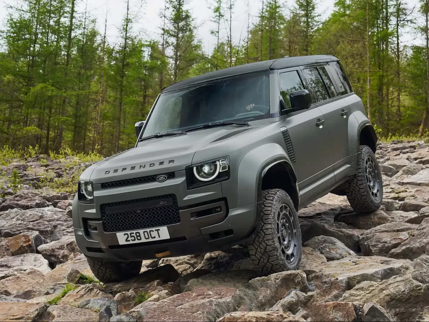 Land Rover Defender Octa zrychlí na stovku za 3,8 sekundy a dosáhne maximální rychlosti 250 km/h