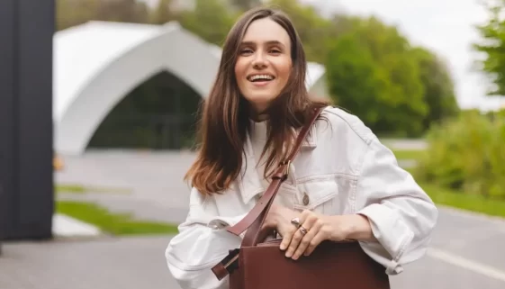 žena s kabelkou
