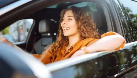 žena řídí auto