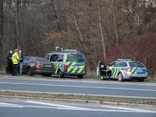 Policejní hlídka měřící rychlost jízdy.