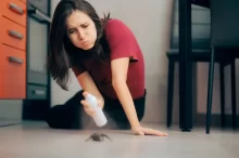 žena vyhání pavouka z domu sprejem