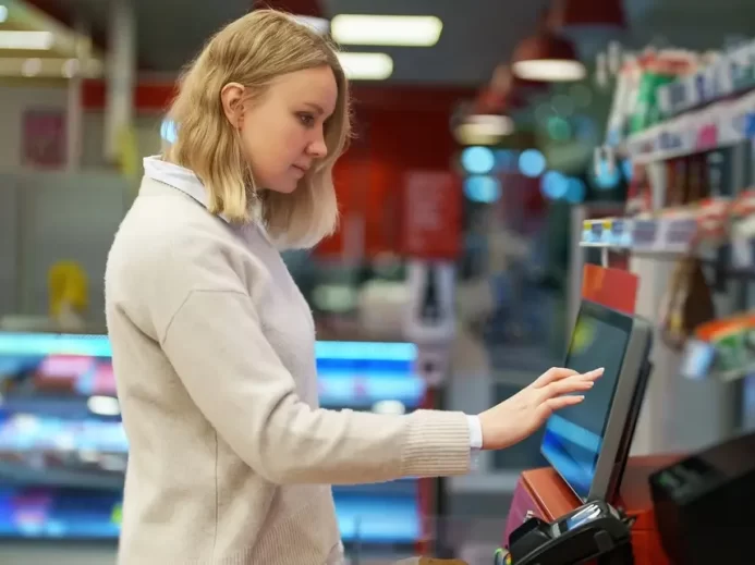 žena u samoobslužné pokladny