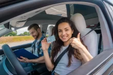 lidé v autě dělají řidičský průkaz v autoškole