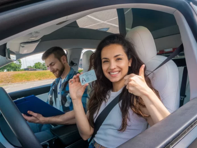 lidé v autě dělají řidičský průkaz v autoškole