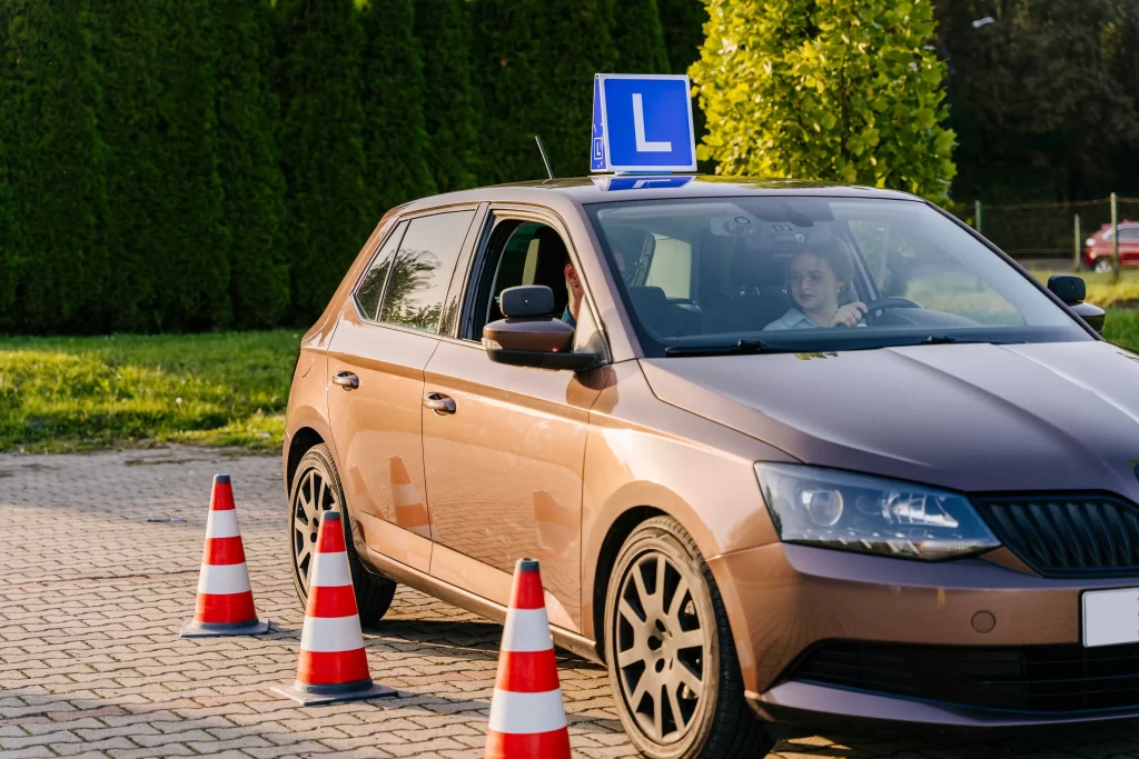 Autoškola se skládá z teoretické a praktické části. Zdroj: Shutterstock