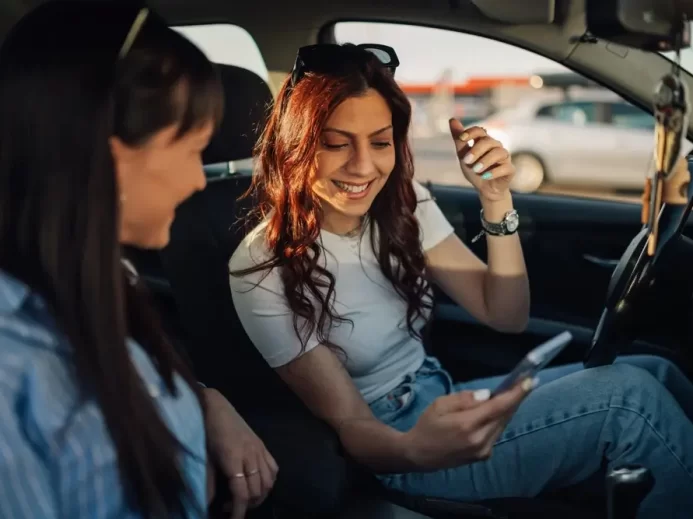 V letních horkých dnech teplota v autě rychle stoupá a způsobuje únavu.