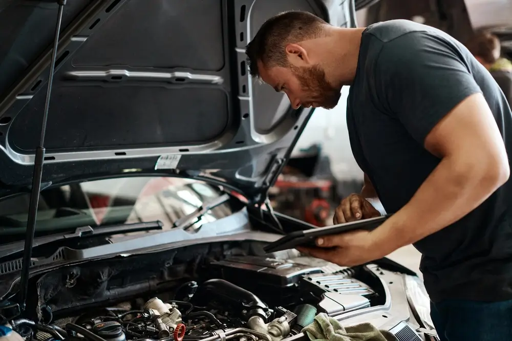 muž automechanik