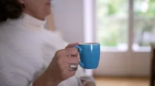 žena drží hrnek