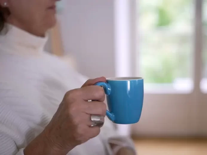 žena drží hrnek