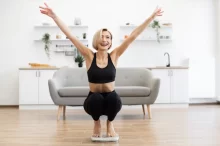 Šťastná žena cvičí jógu před spaním