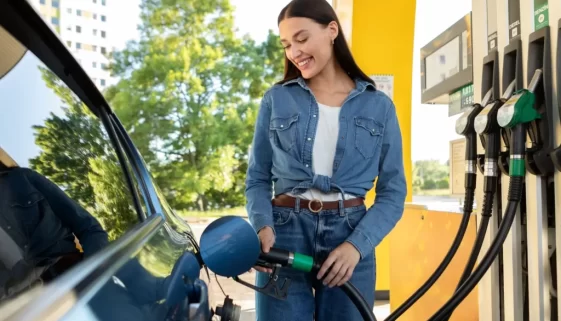 Žena tankující auto