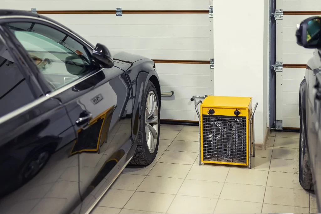 Za teplo v garáži nemusíte utratit spoustu peněz. Zdroj: Shutterstock - MotorGuru.cz Auto stojící v garáži s přímotopem.