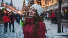 žena v zasněžené ulici