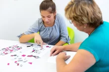 žena a holka vyplňují test obrázků