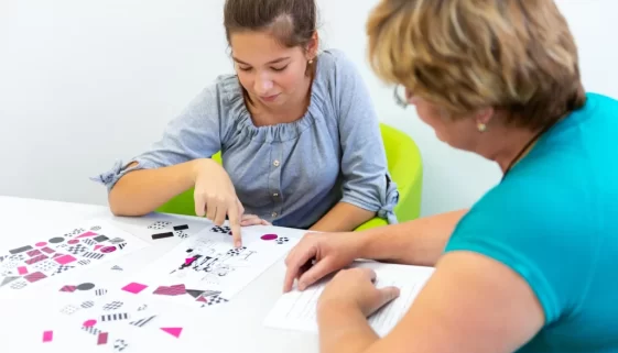žena a holka vyplňují test obrázků