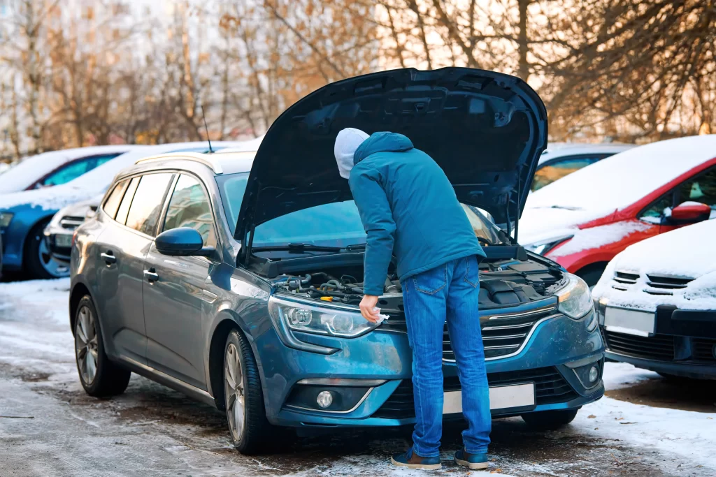 shutterstock_2086424350-2 - MotorGuru.cz muž se dívá pod kapotu auta