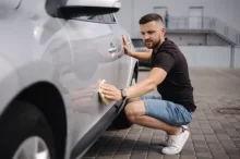 muž u auta