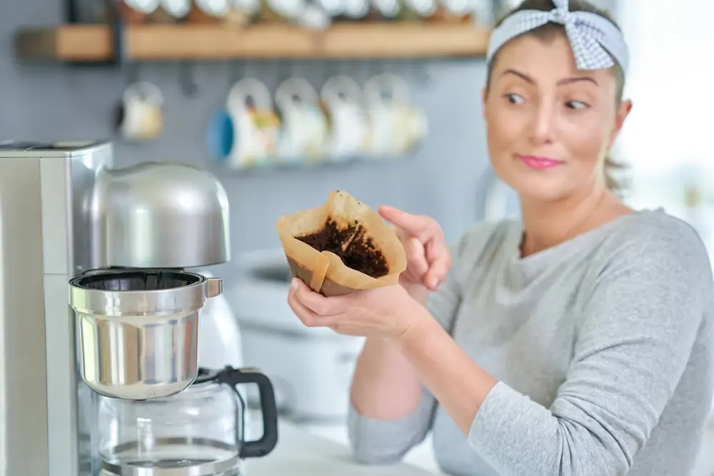 Kávová sedlina je skvělým pohlcovačem vlhkosti i pachů