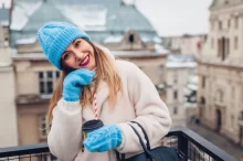 Žena radující se z teplého nápoje.