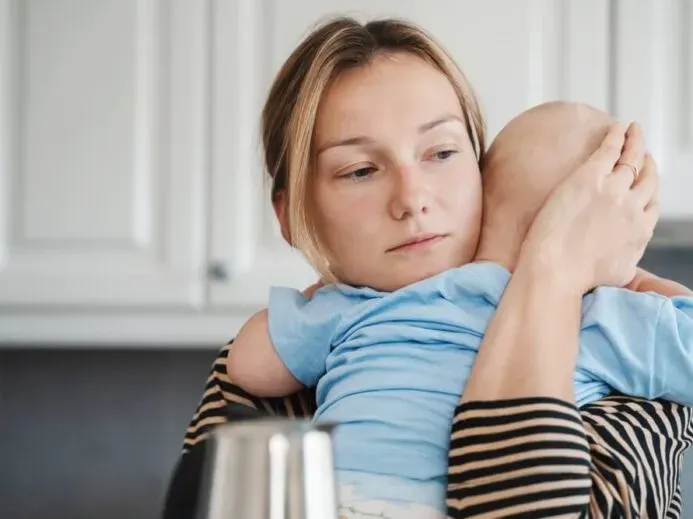 Matka dala napáječku od křečka dítěti do postele. Měla tak o starost méně