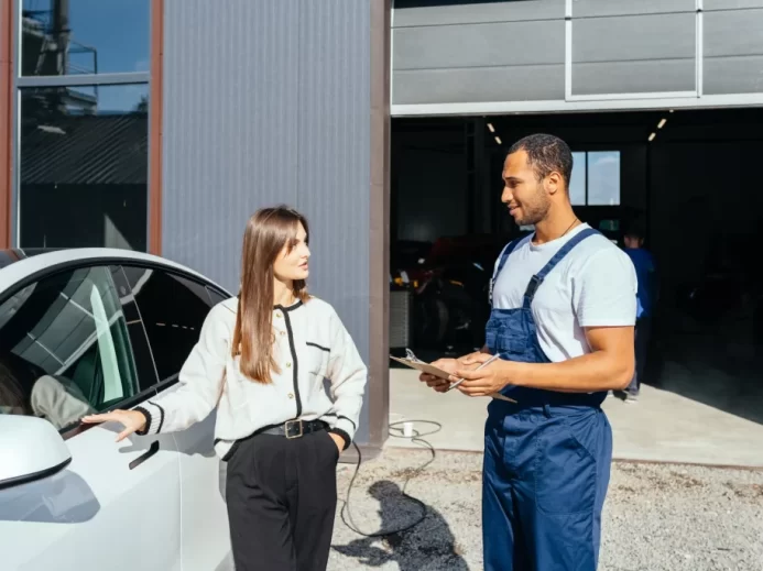 žena kupuje ojeté auto