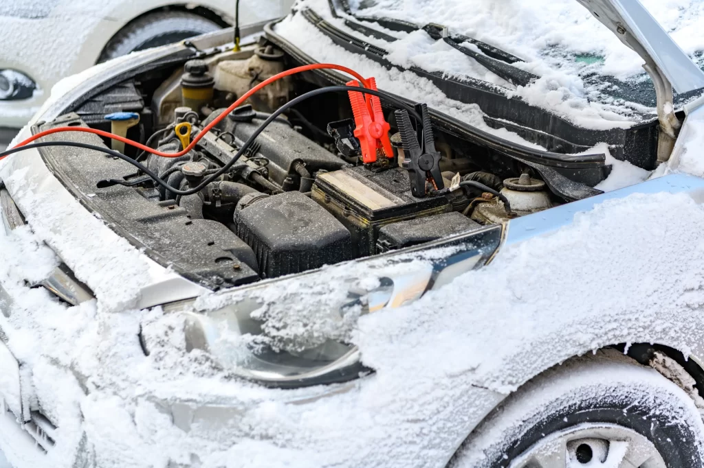 shutterstock_2413926749-2-2 - MotorGuru.cz dobíjení baterie auta