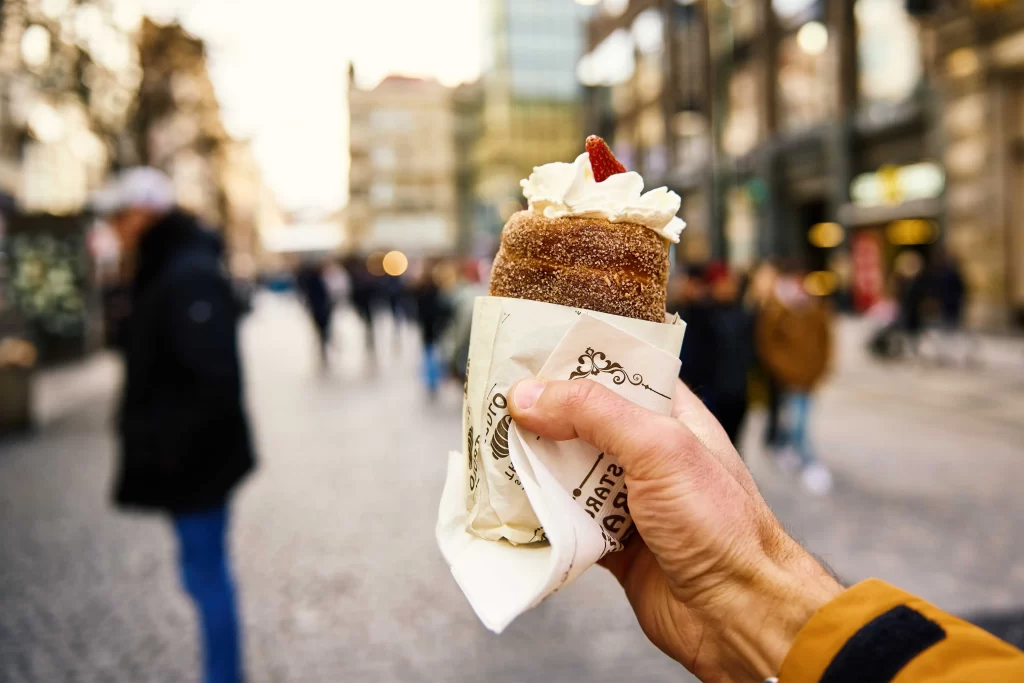 trdelník na Václavském náměstí v Praze pod sochou Sv. Václava