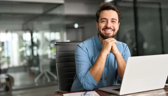 Tesla nabízí práci na home office.