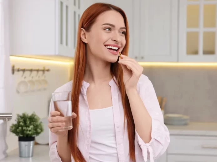 žena si dává vitamín