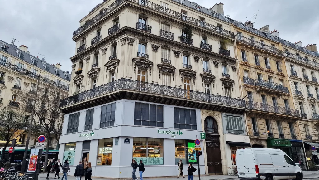 Francouzský supermarket v historické budově - pohled zvenčí.