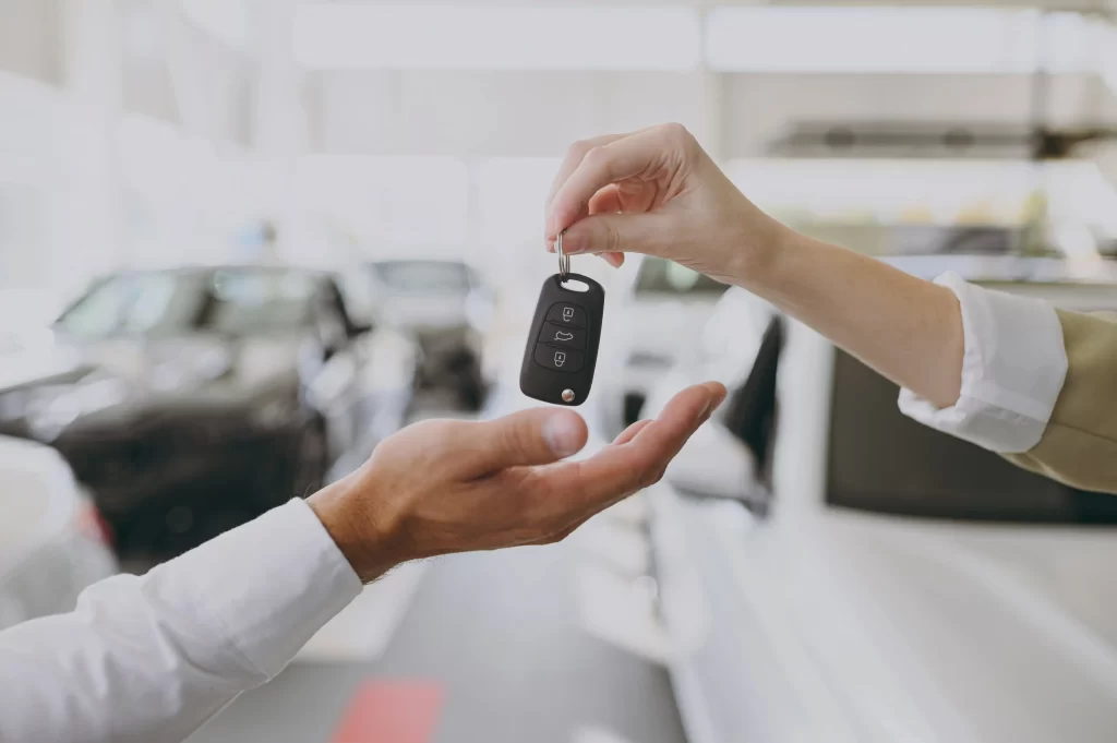 Koupě vozidla může být znepříjemněna leasingem. Zdroj: Shutterstock - MotorGuru.cz Předávání klíčů při prodeji vozidla.