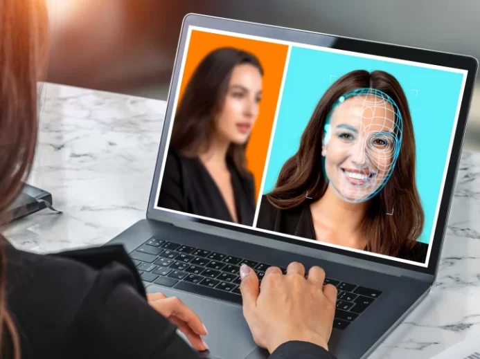 žena na internetu používá deepfake