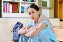 smutná dívka ve škole