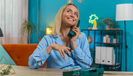 žena s telefonem