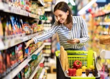 Žena nakupující v supermarketu