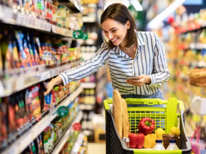 Žena nakupující v supermarketu