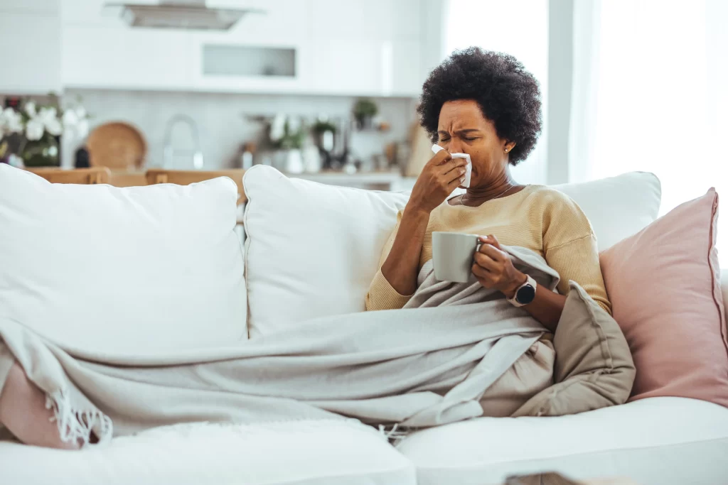 Před chřipkou se dá chránit. Zdroj: Shutterstock - MotorGuru.cz Žena nemocná s chřipkou.