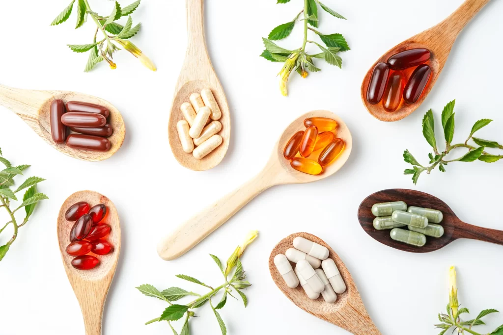 Vitaminy zvýší vaši obranyschopnost. Zdroj: Shutterstock - MotorGuru.cz Vitaminy jako prevence před nachlazením.