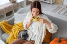 žena pije čaj doma