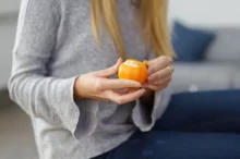 žena loupe mandarinku