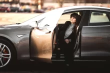 žena za volantem elektromobilu