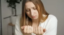 žena sleduje své nehty