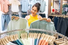 Žena v obchodě nakupuje