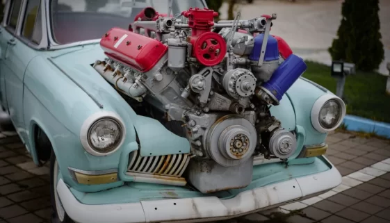 Starý automobil s obrovským motorem v přední části.