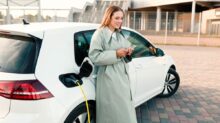 žena nabíjí elektromobil