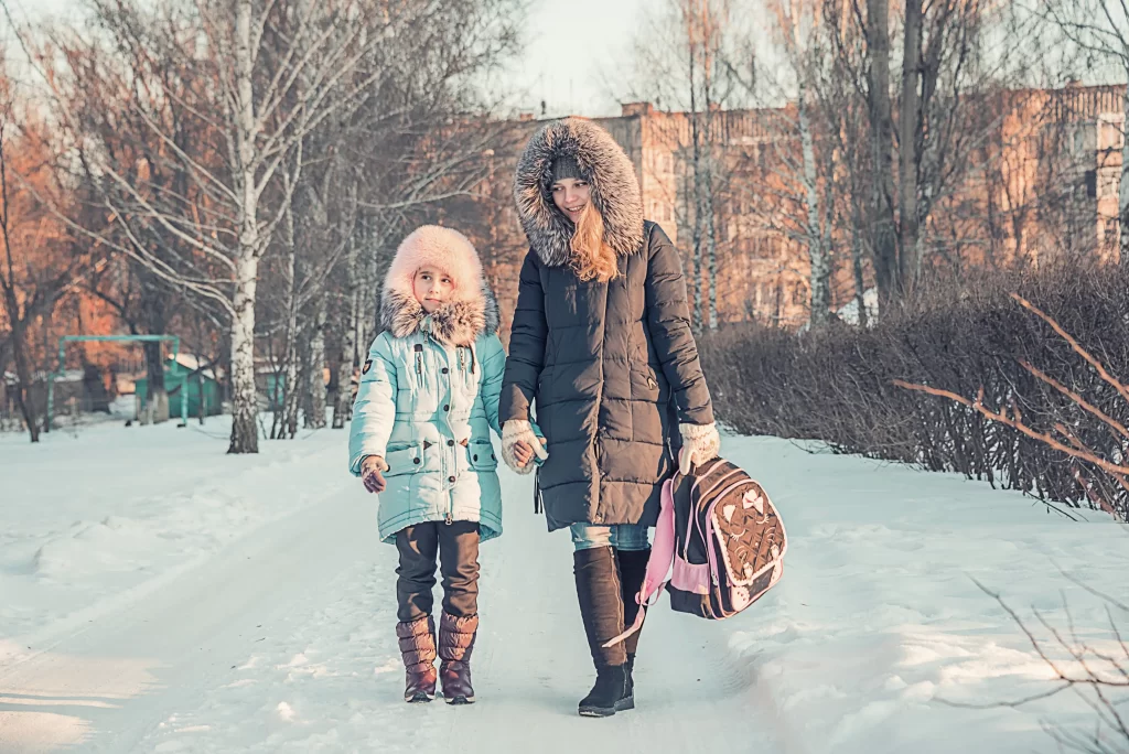 Nemůže-li dítě do školy, rodiče mají právo na kompenzaci. Zdroj: Shutterstock - MotorGuru.cz Matka a dcera na cestě do školy.